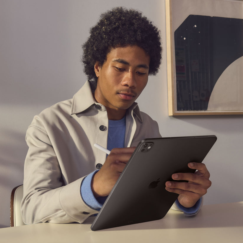 iPad_Pro_13_M4_Cellular_Space_Black_PDP_Image_Position_5__ITIT