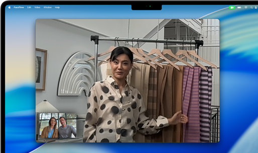 Una videochiamata su un MacBook Pro in cui una donna mostra dei tessuti a due persone, con Inquadratura automatica che la tiene al centro della scena mentre si muove